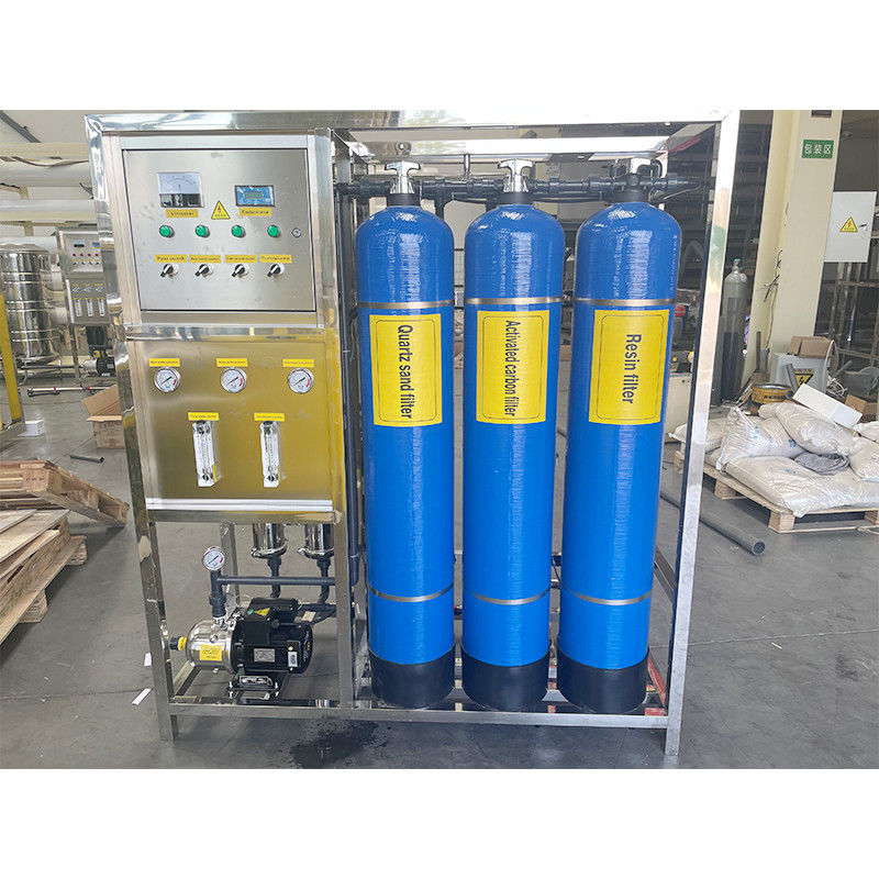 0.2-0.4MPa 500LPH Tres sistemas de purificación de agua por ósmosis inversa con FRP para beber directamente
