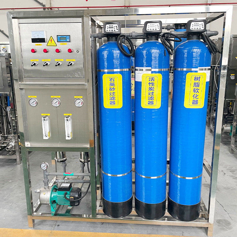 Sistema de filtración de agua para el tratamiento de agua pura en la línea de producción de agua potable
