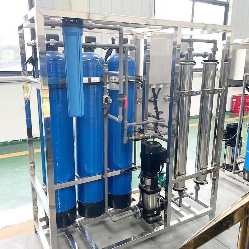 Sistema de filtración de agua para el tratamiento de agua pura en la línea de producción de agua potable