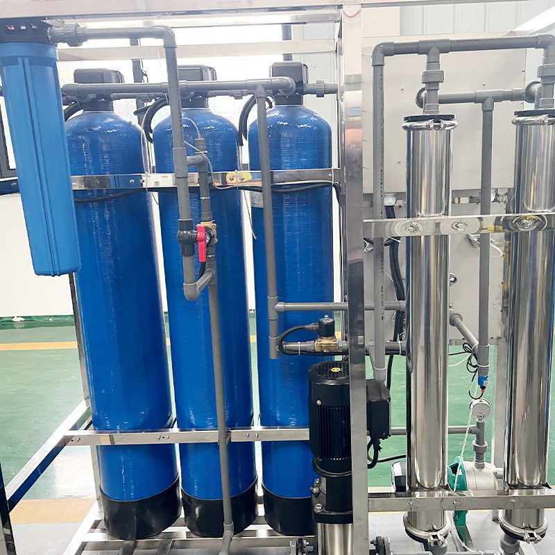 Sistema de filtración de agua para el tratamiento de agua pura en la línea de producción de agua potable