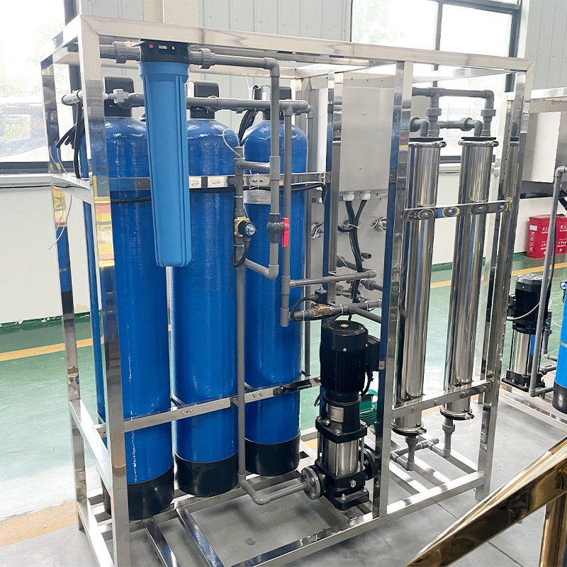 Sistema de filtración de agua para el tratamiento de agua pura en la línea de producción de agua potable